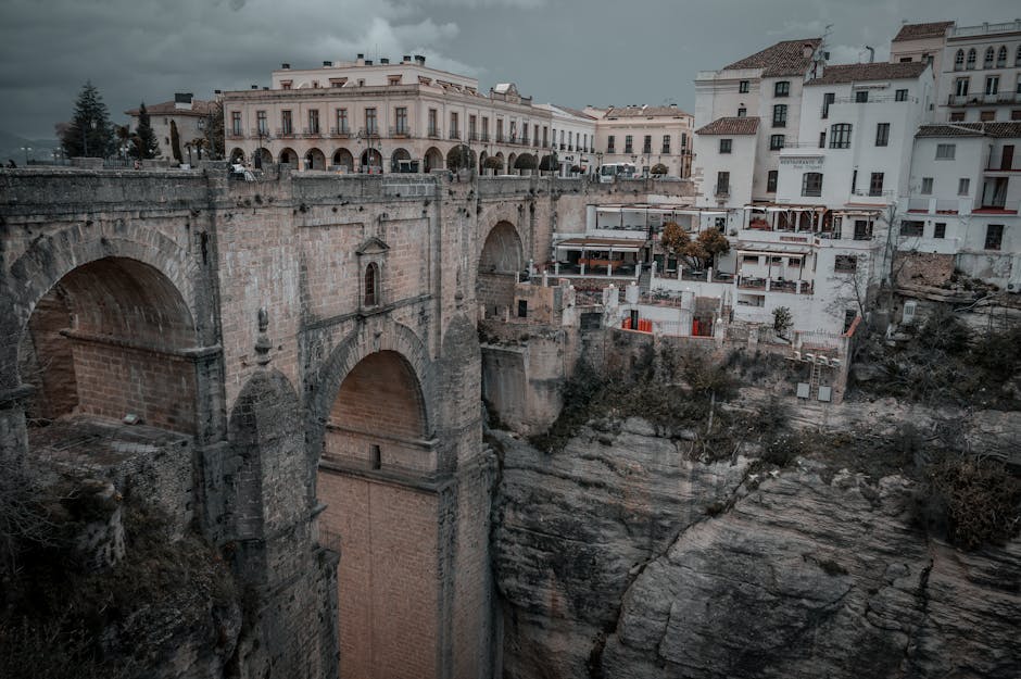Vista del puente sobre un desfiladero en Ronda, España.