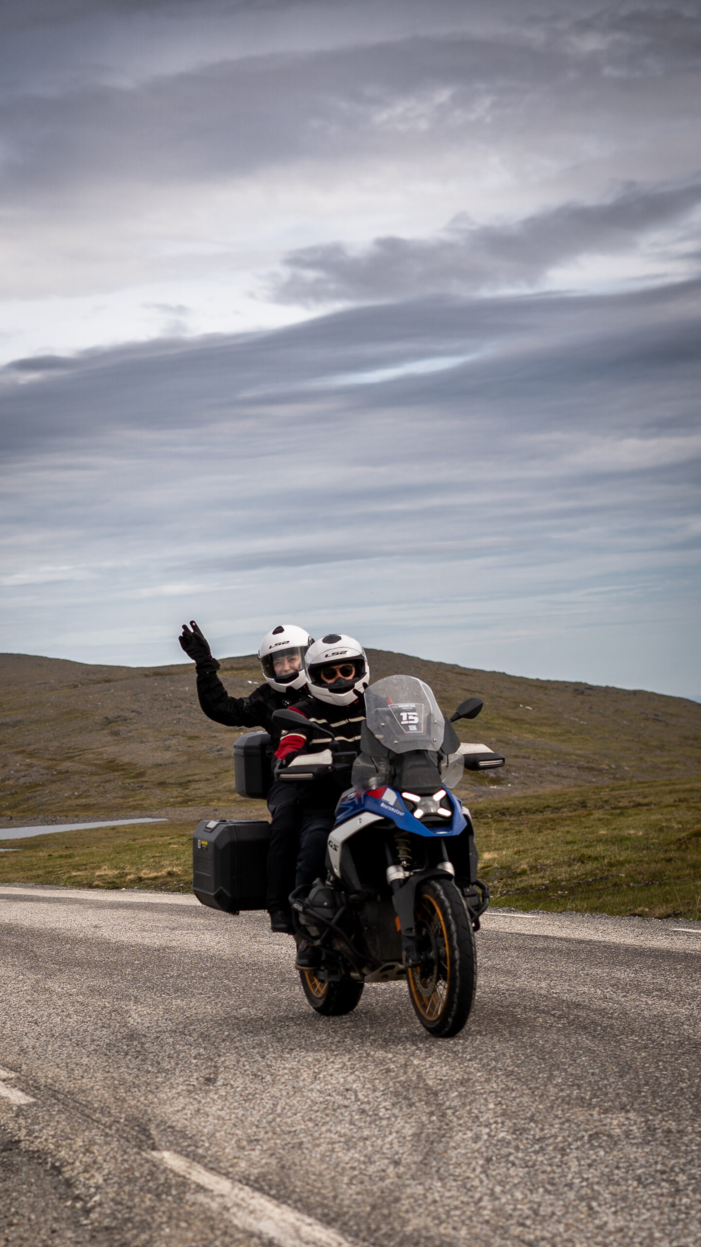 Motociclistas en ruta por un paisaje montañoso.