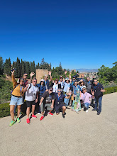 Equipo de guías y riders de Euromotour posando en ruta.