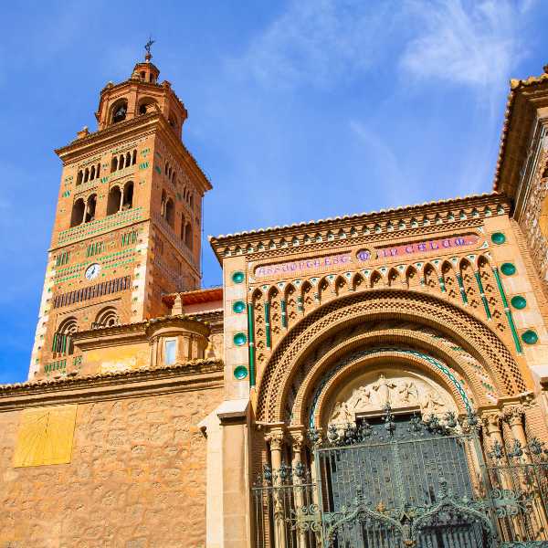 Iglesia con torre y puerta decorada en Teruel