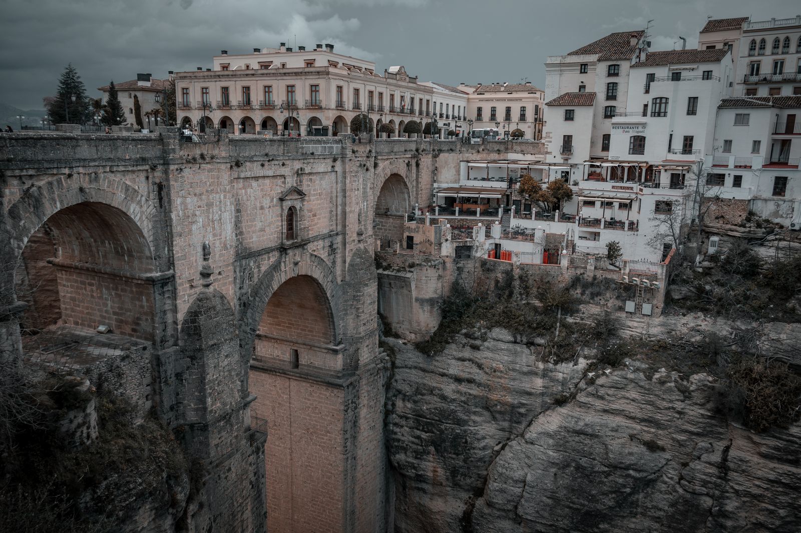 Día 2 — Málaga → Ronda — Setenil de las Bodegas — Zekai Zhu (pexels)